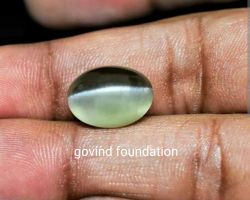 Cats eye stone 9.5 ct Natural Cats eye stone with white line